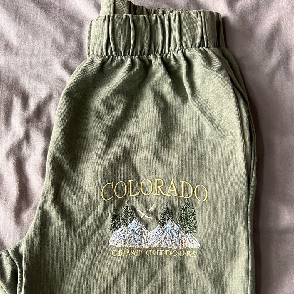 I’m selling green sweatpants from Forever 21 in a size small.